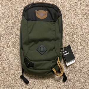 Dakine Poacher 14L ski/snowboard backpack